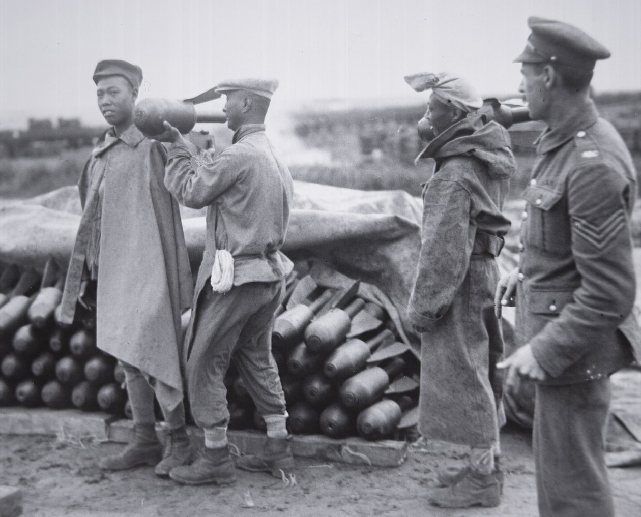 Chinese eenheid die luchtbommen opslaat in een munitiedepot in Frankrijk door Chinese Photographer