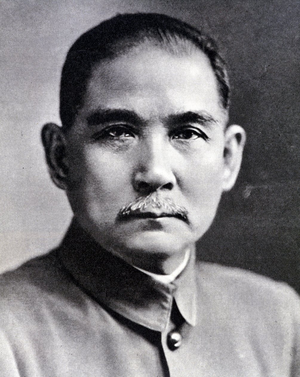 Portret van Sun Yat-sen (Yat sen, Zhongshan) (1866-1925), Chinese revolutionair en staatsman. door Chinese Photographer