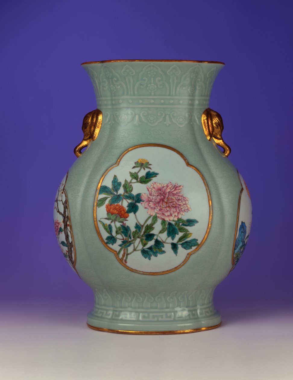 Een fijne en zeer zeldzame famille rose celadon-grond vaas met een vergulde omlijnde email van pruimenbloesem en rozen, een van de vier emails die de "Bloemen van de Vier Seizoenen" uitbeelden, 1735-1795 door Chinese School