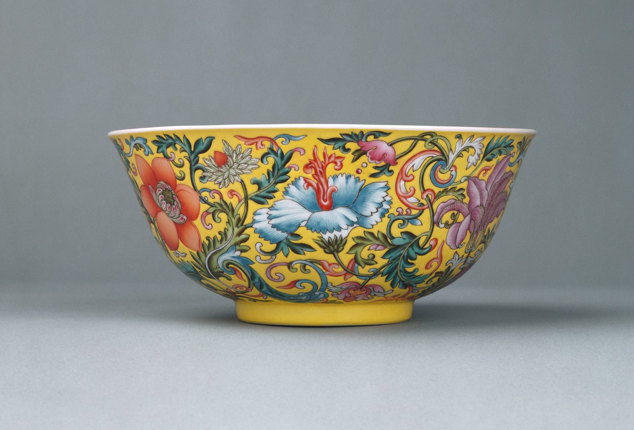 Een fijne famille rose geel-grond kom, 1821-1850 door Chinese School