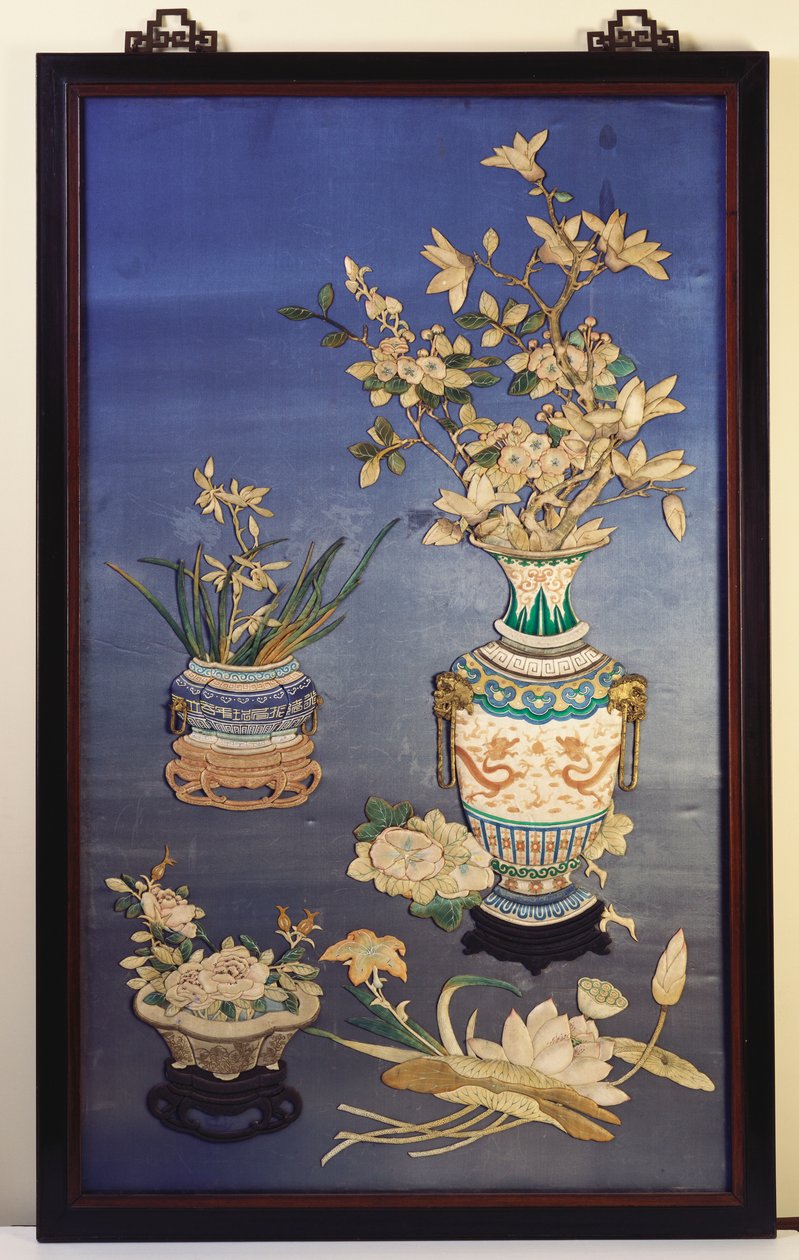 Een zijden paneel met vazen met kersenbloesem, magnolia en orchideeën en een jardinière met rozen tussen takjes lotus, daglelies en ochtendglorie door Chinese School