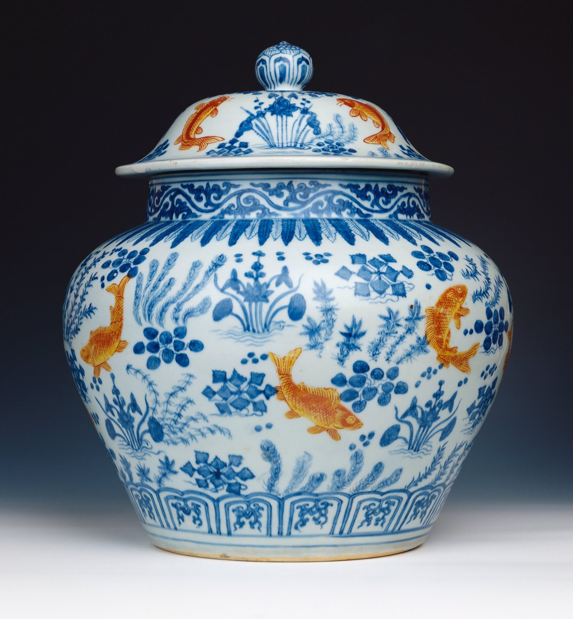 Een geëmailleerde blauw-witte "Vis" pot en deksel, 1522-1566 door Chinese School