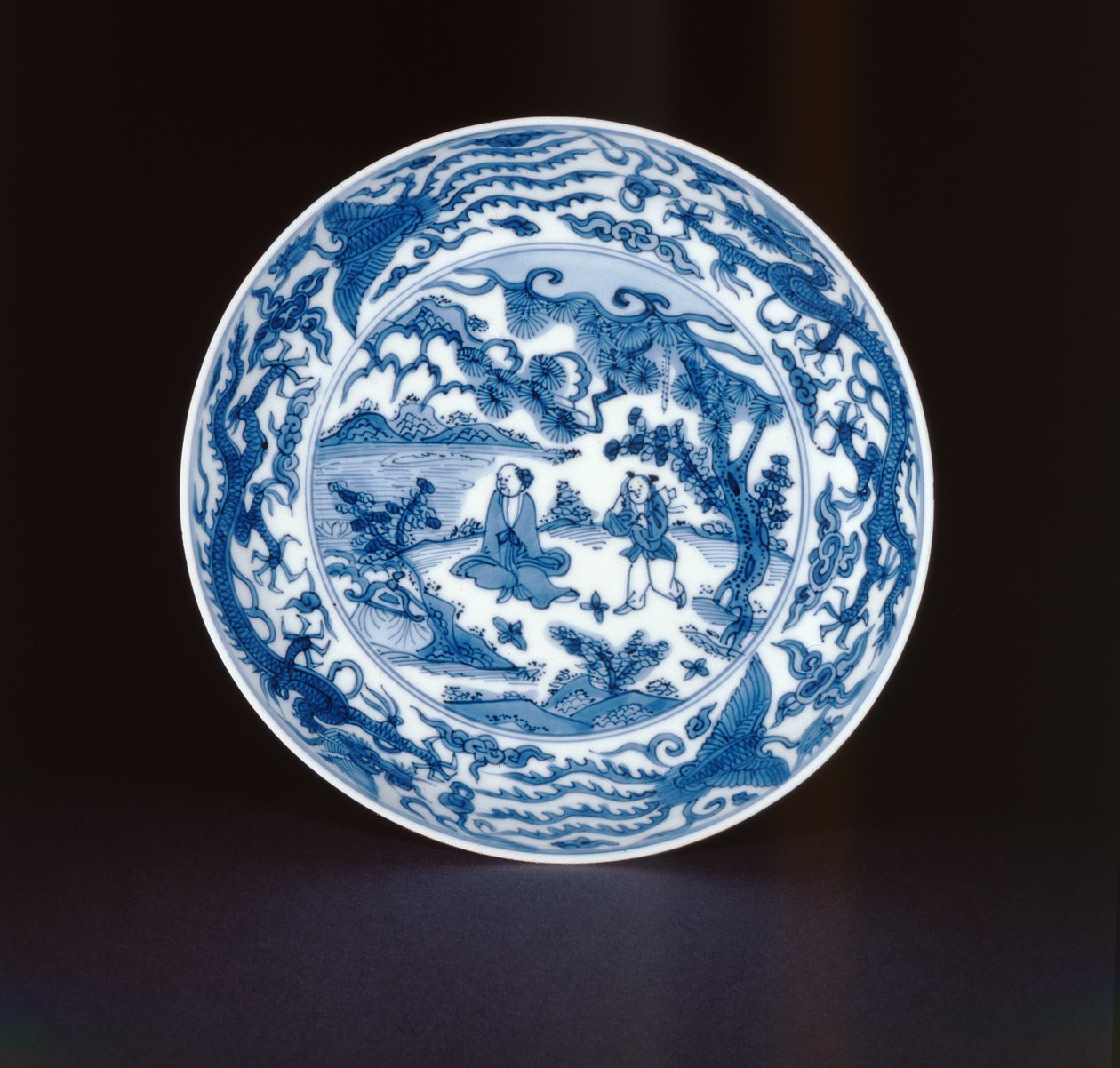 Blauw-witte schaal beschilderd met een wijze en bediende, Wanli merk en periode, 1573-90 door Chinese School