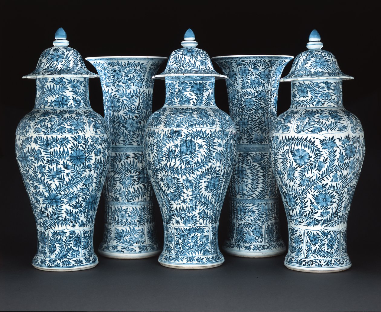 Blauw-witte garnituur, Kangxi periode (1662-1722) door Chinese School