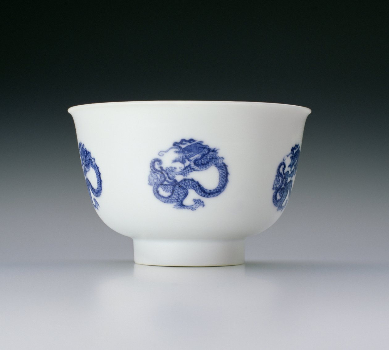 Kom, versierd met drakenmedaillons, Kangxi merk en periode 1662-1722 door Chinese School
