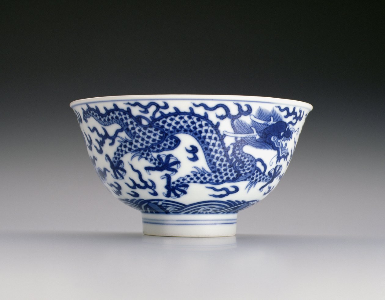 Kom met draken en golven, Xianfeng merk en periode 1851-61 door Chinese School