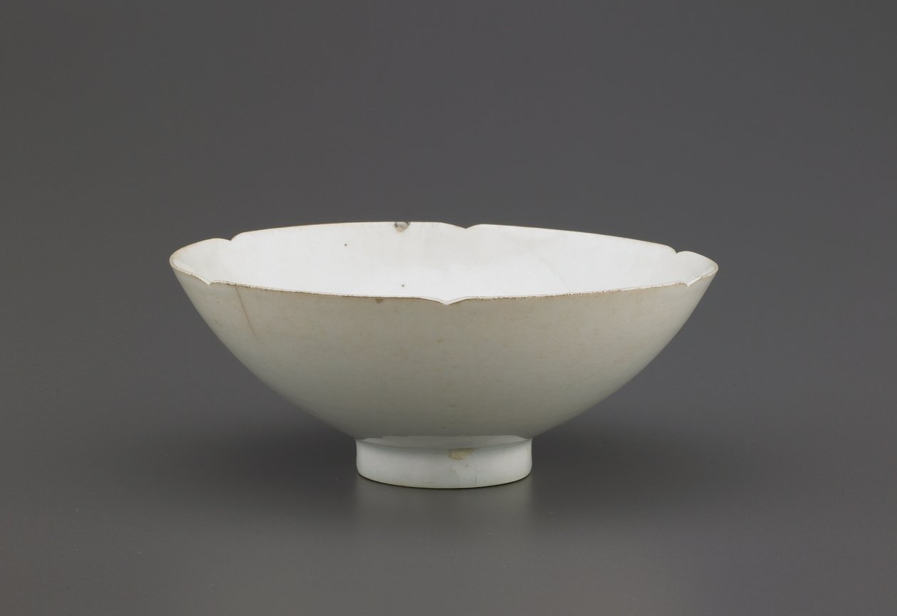 Kom met ingekeepte rand, Jingdezhen, Jiangzi-provincie, Noordelijke of Zuidelijke Song-dynastie door Chinese School