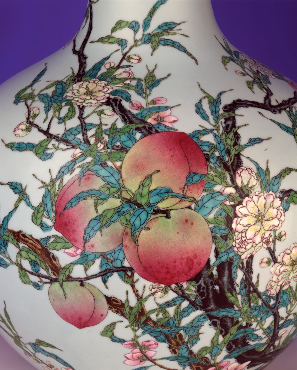 Detail van een prachtige famille rose negen-perzik bolvormige flesvaas, 1735-1795 door Chinese School