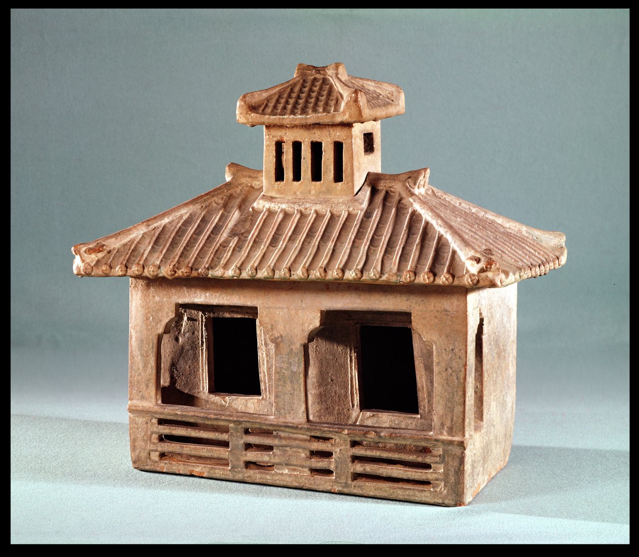 Grafmodel van een huis, Han-dynastie (206 v.Chr.-220 n.Chr.) (terracotta) door Chinese School