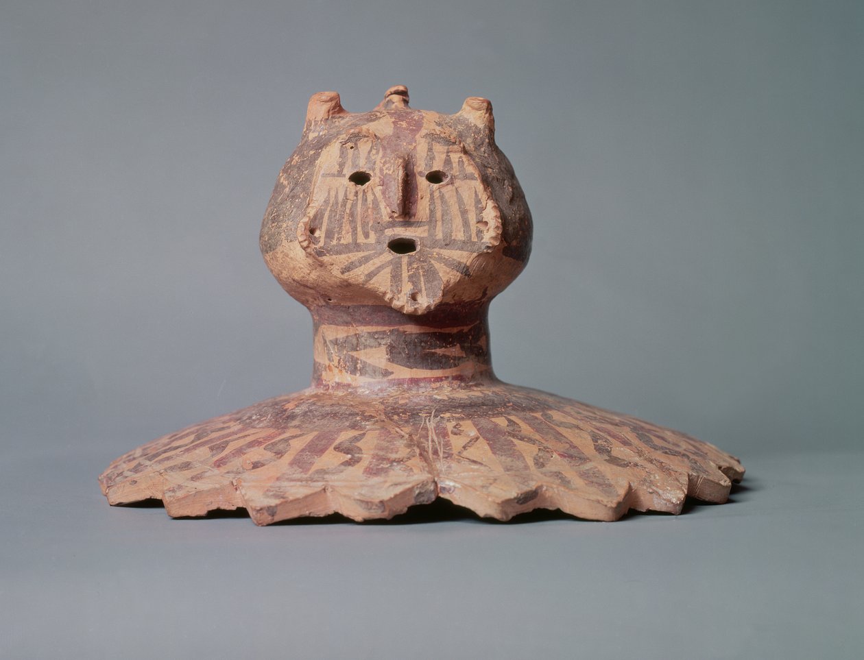 Deksel van een Yangshao-pot, mogelijk het gezicht van een sjamaan voorstellend, Yangshao-periode, c.2500 v.Chr. (aardewerk) door Chinese School