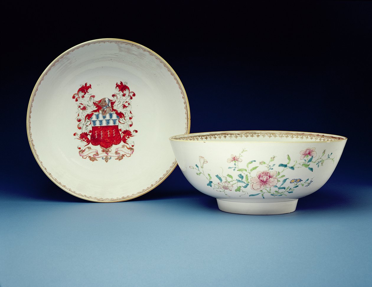Paar kommen versierd in Famille Rose met de wapens van Joynes, Yongzheng periode (1723-35) door Chinese School