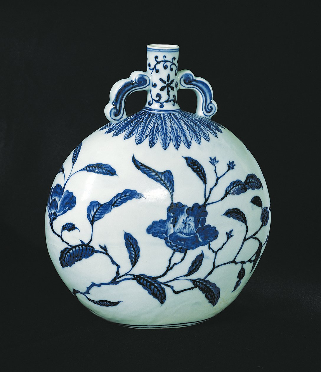 Pelgrims blauwe en witte kalebas met bloemversieringen, ca. 1403-24 door Chinese School