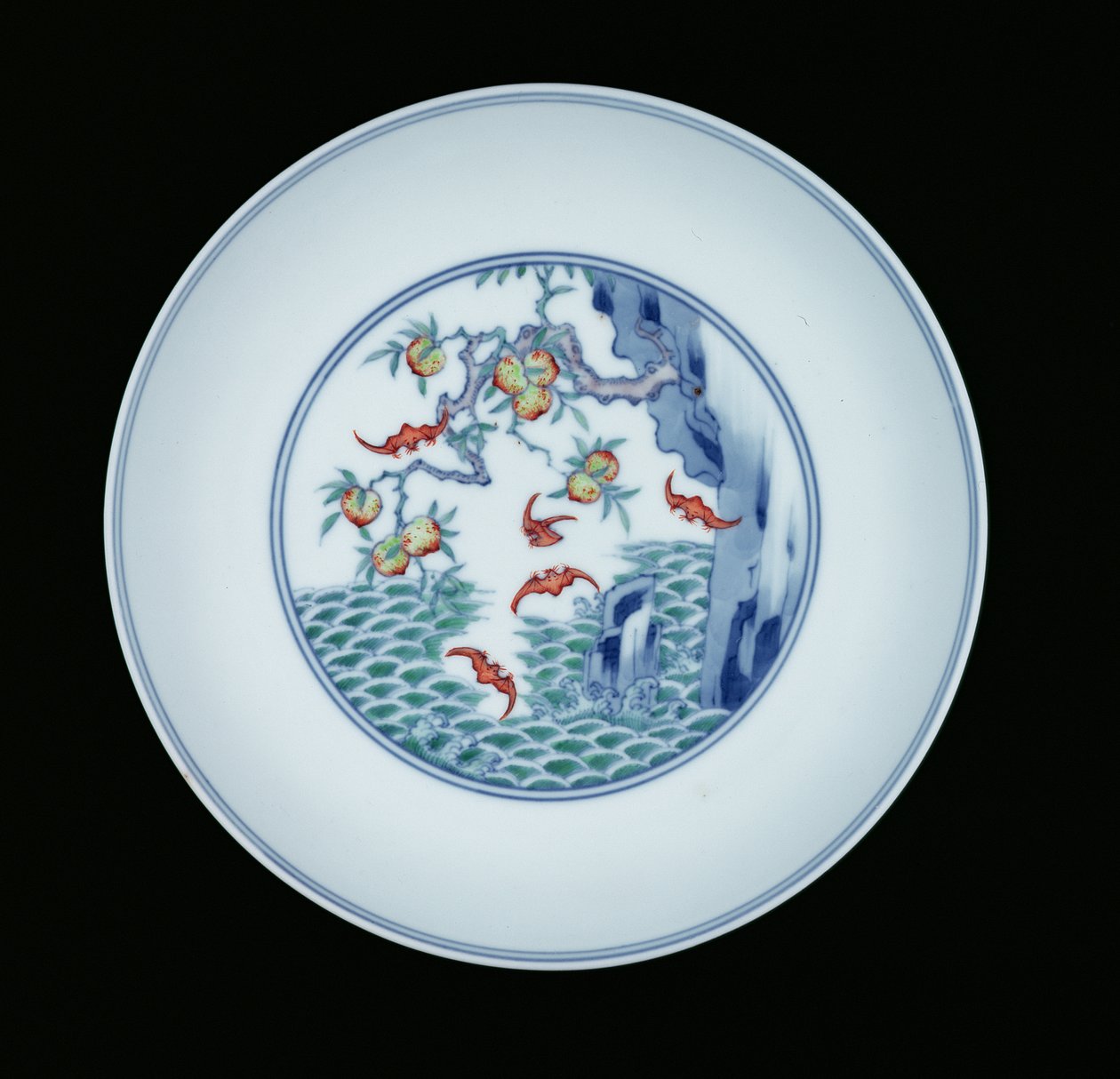 Porseleinen schaal beschilderd in onderglazuur blauw en ducai emaille, 1723-1735 door Chinese School