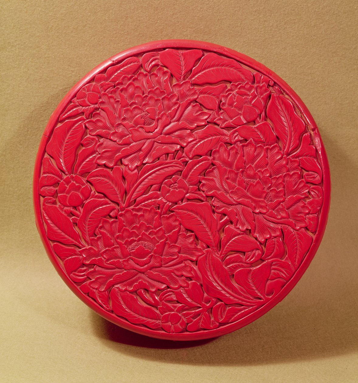 Rode lakdoos versierd met pioenrozen, c.1426-35 door Chinese School