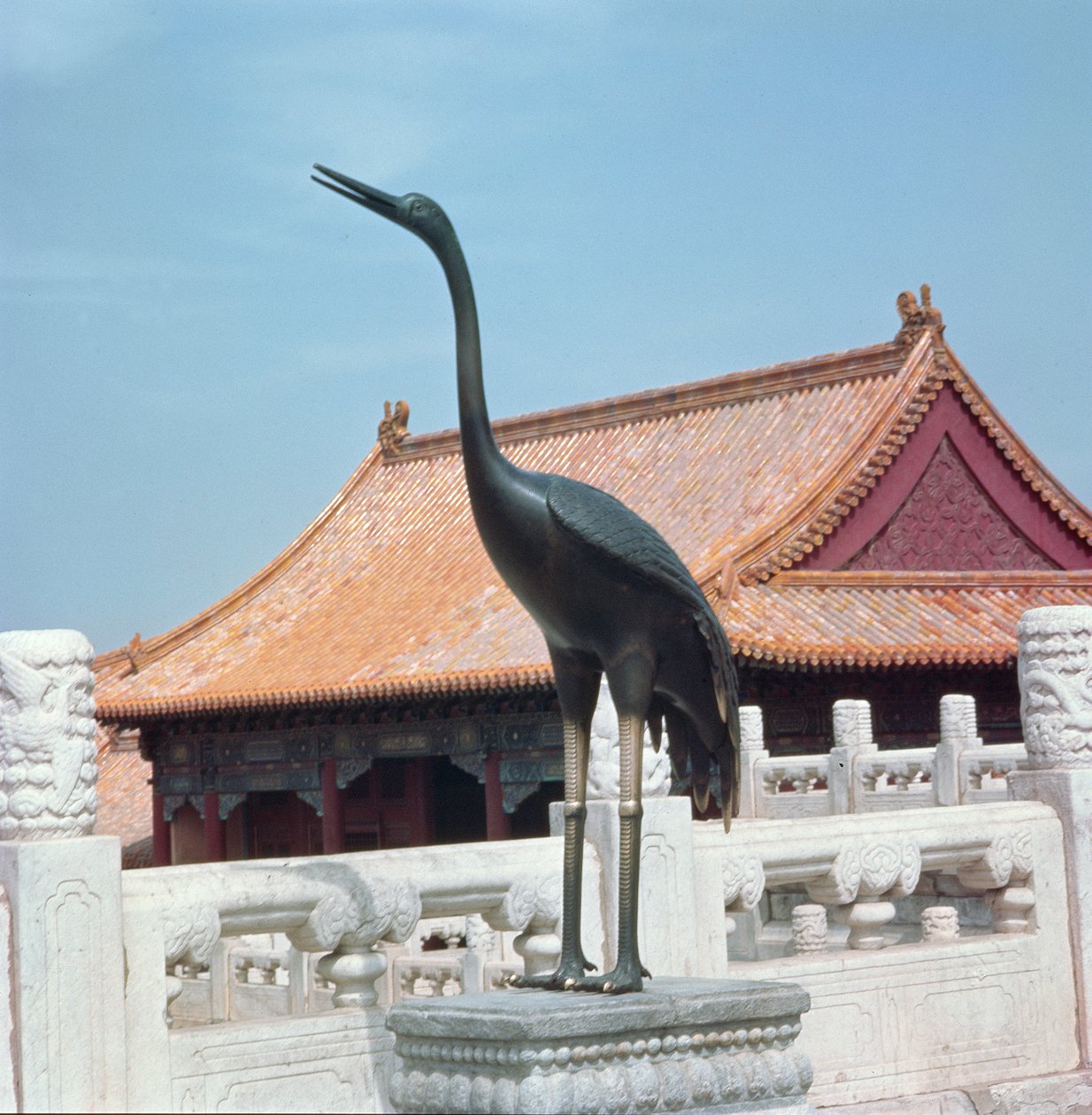 Standbeeld van een ooievaar met een zijpaviljoen van de Hal van Opperste Harmonie op de achtergrond, Ming-dynastie door Chinese School