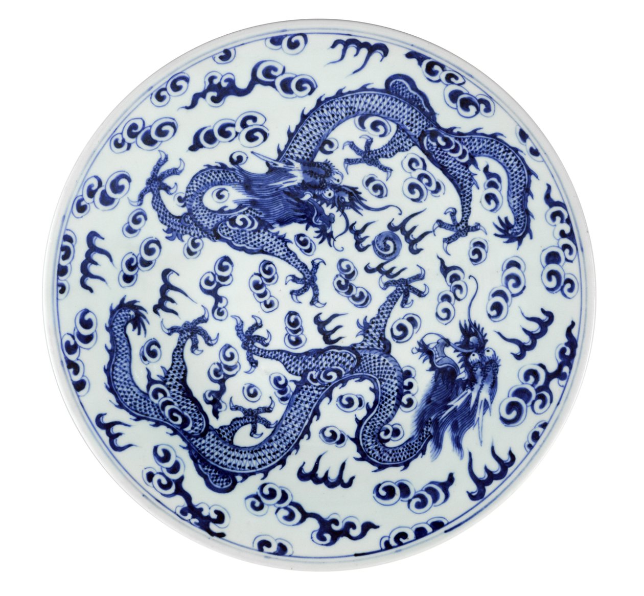 Witte en blauwe plaat met twee vierklauwige draken en gestileerde vlammen en wolken, 1662-1722 door Chinese School