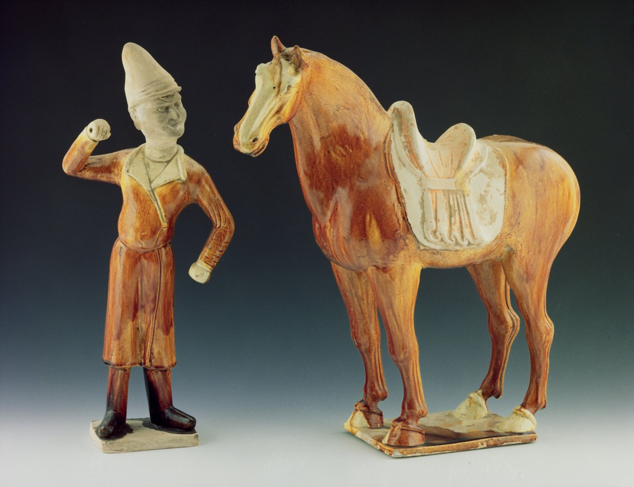 Bruidegom figuur met een jas en piekhoed met een gezadeld paard, Tang Dynastie 618-906 door Chinese School Chinese School