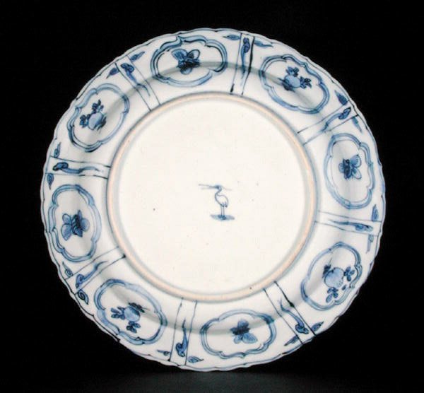 Onderkant van een blauw-wit kraakbord, Egret-markering, Wanli, 1595-1605 door Chinese School Chinese School