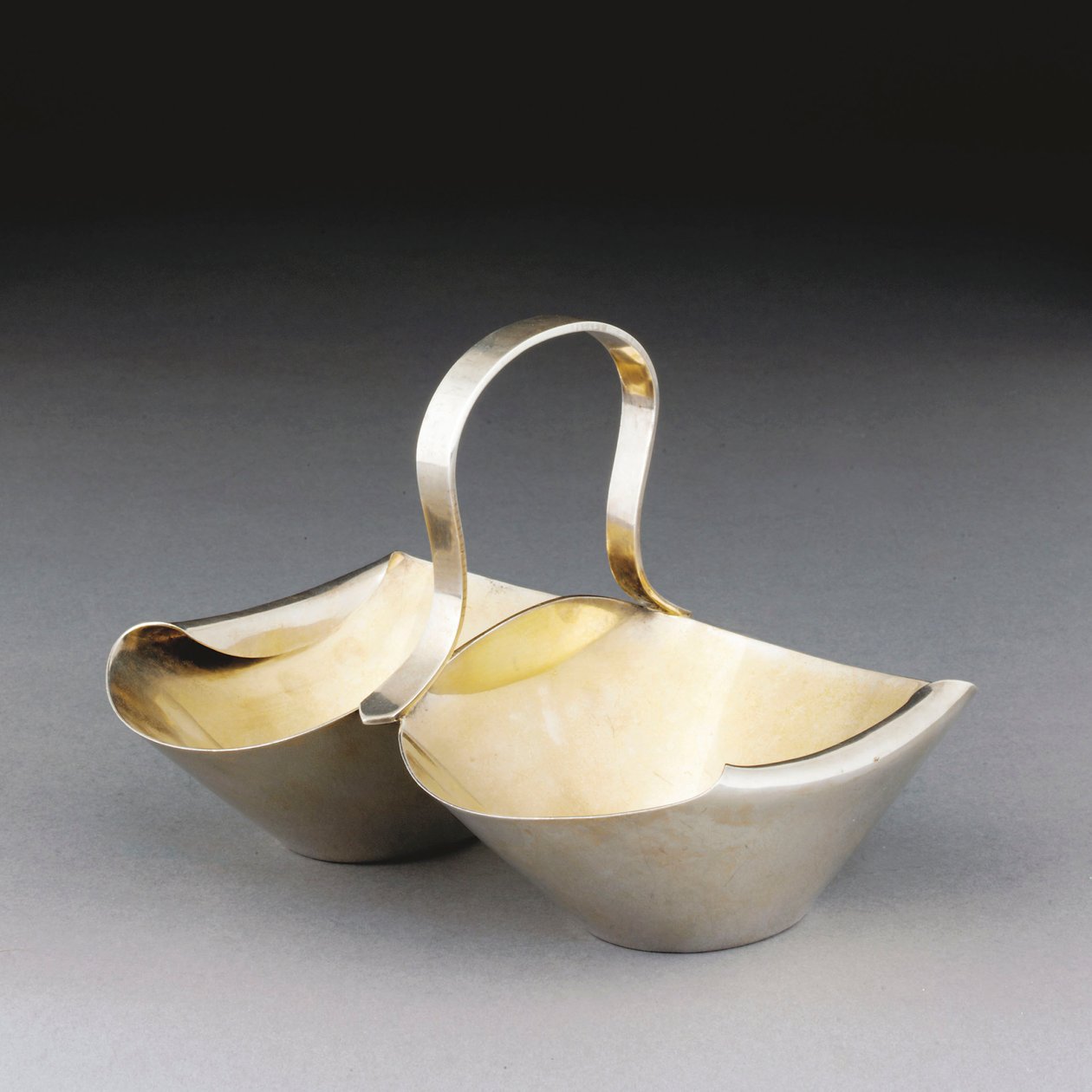 Een witte metalen mand door Christopher Dresser