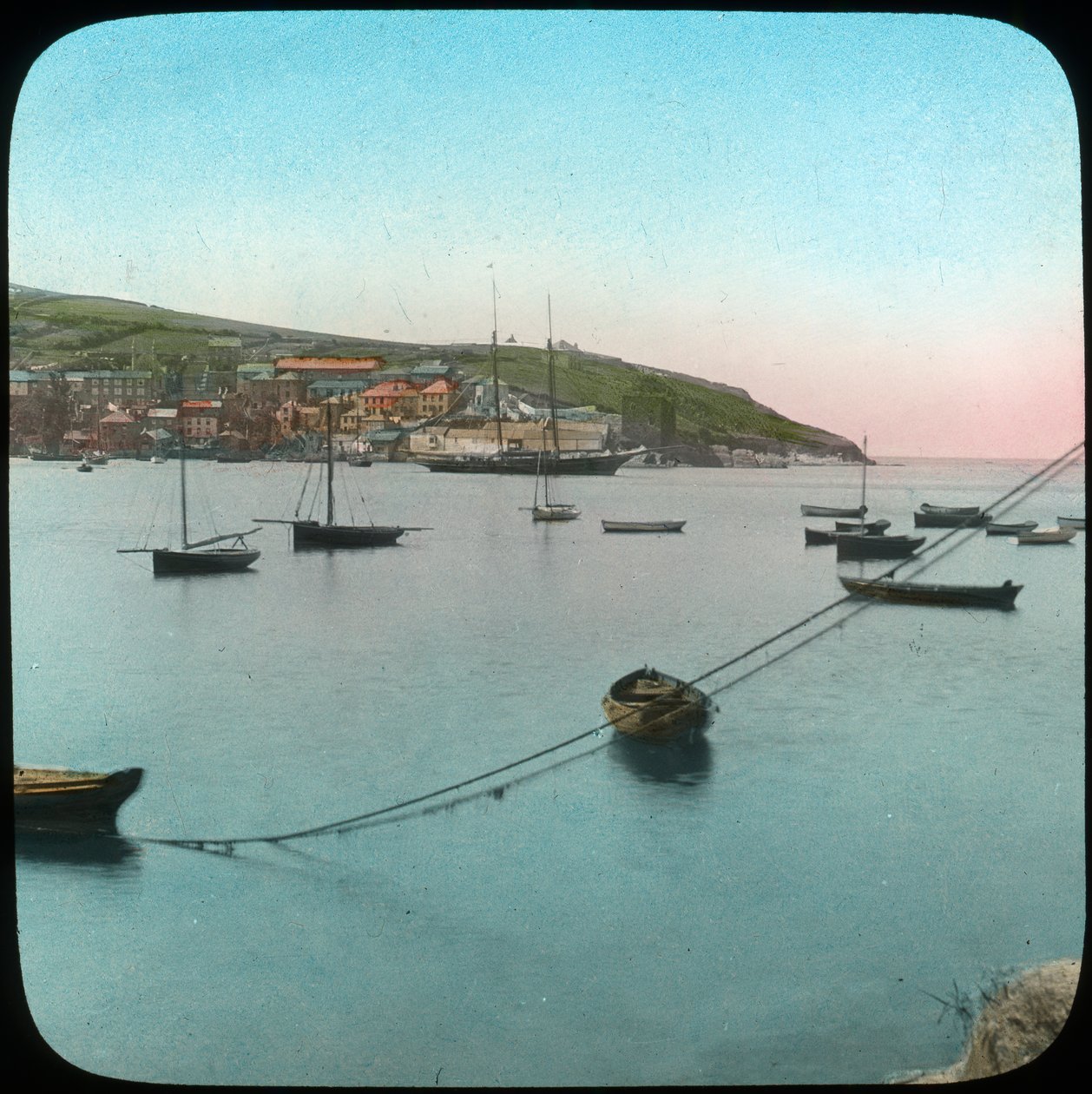 Polruan vanuit Fowey, Cornwall, eind 19e of begin 20e eeuw door Church Army Lantern Department