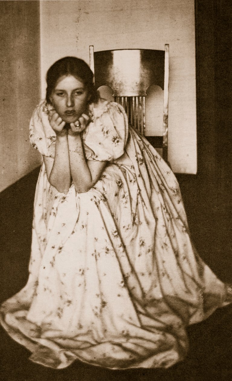 Meisje in een bloemenjurk, ca. 1910 door Clarence Henry White