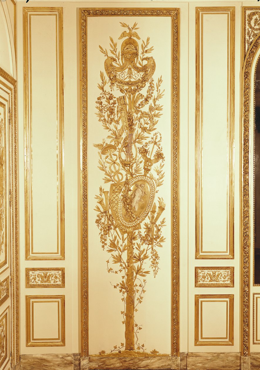 Paneeldetail met een trofeeschild, lier, scepter en caduceus voor de 