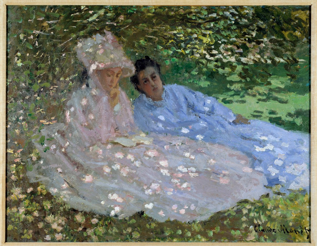 Mevrouw Monet en een vriendin in de tuin. Twee vrouwen zittend in de schaduw van een boom door Claude Monet