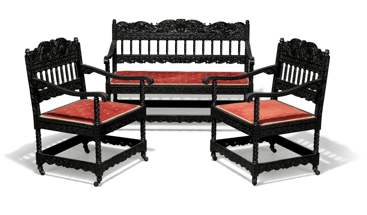Laat-Victoriaanse gesneden geëboniseerde sofa en paar fauteuils, eind 19e eeuw door Collinson and Lock