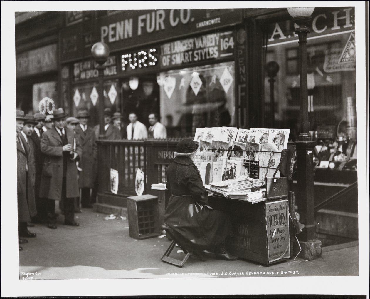 Blinde krantenverkoper, Fannie Lyons, bij haar stand op de zuidoostelijke hoek van 7th Avenue & 34th Street door Company Byron