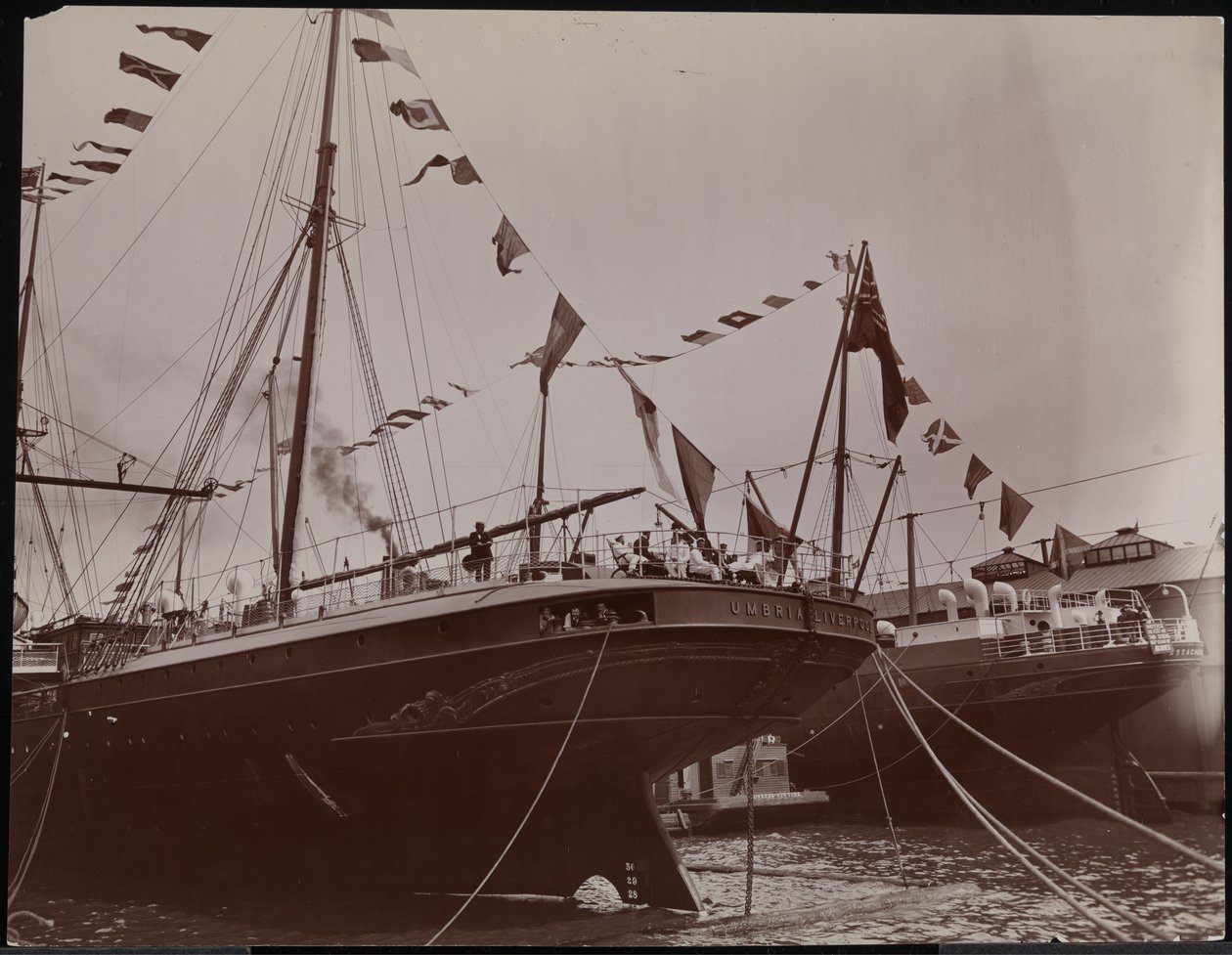 S.S. "Umbria" aan de kade, ca. 1897 (zwart-wit foto) door Company Byron