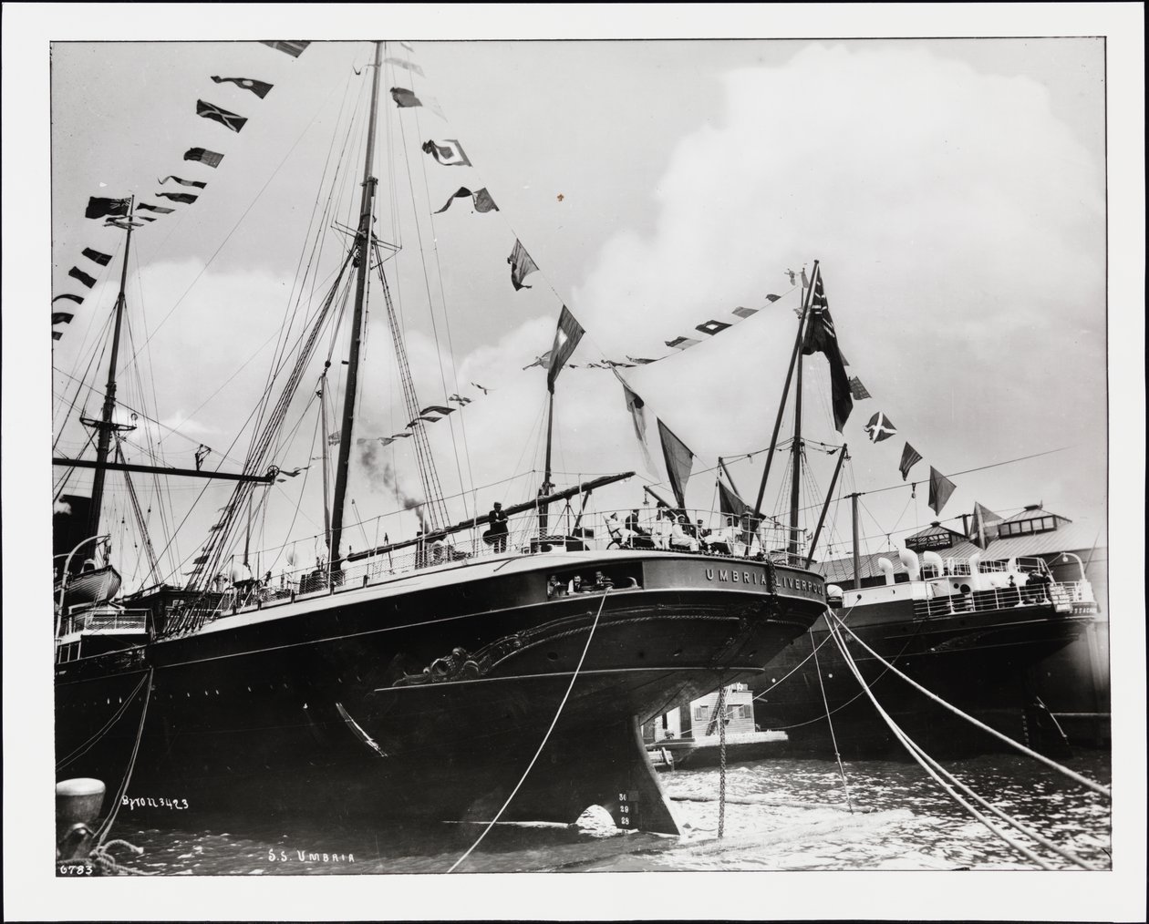 De achtersteven van de S.S. "Umbria" in het dok, ca. 1900 (zwart-wit foto) door Company Byron