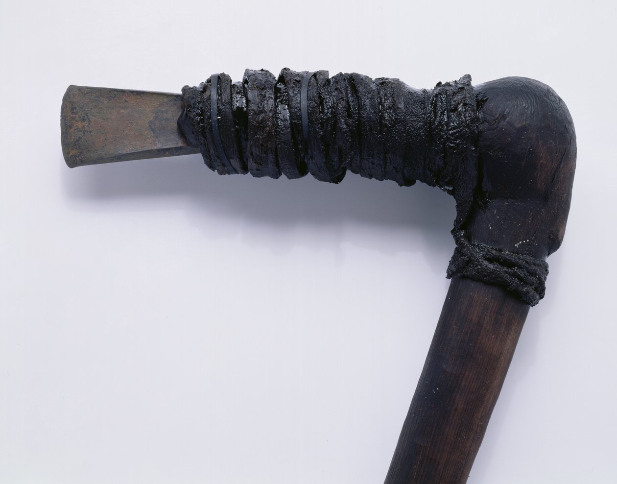 Bijl gevonden bij de Oetzi Iceman, taxushout met leren binding (detail) door Copper Age
