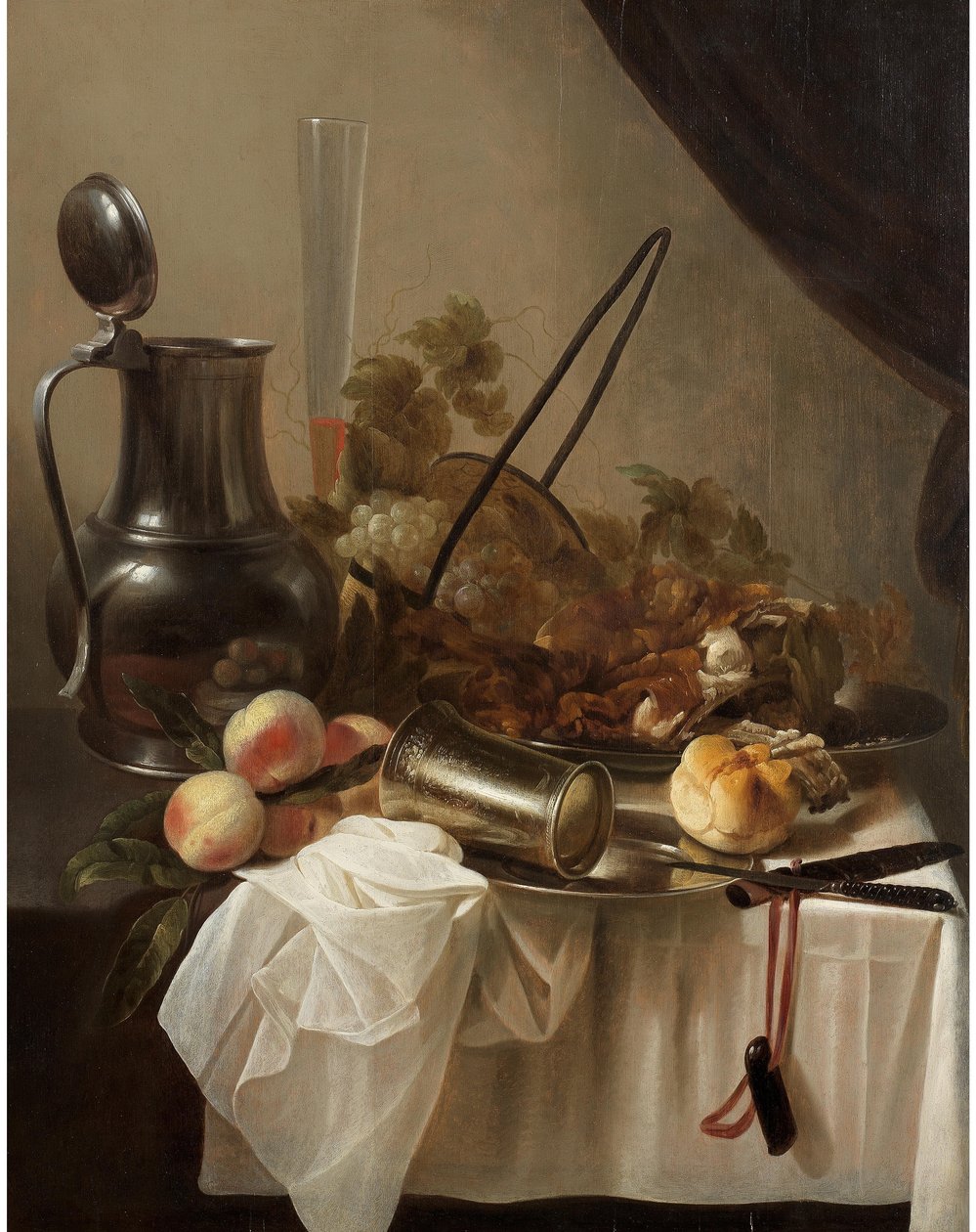 Een tinnen kan met een omgekeerde zilveren beker met fruit, brood en vlees op een gedrapeerd tafelblad door Cornelis Kruys
