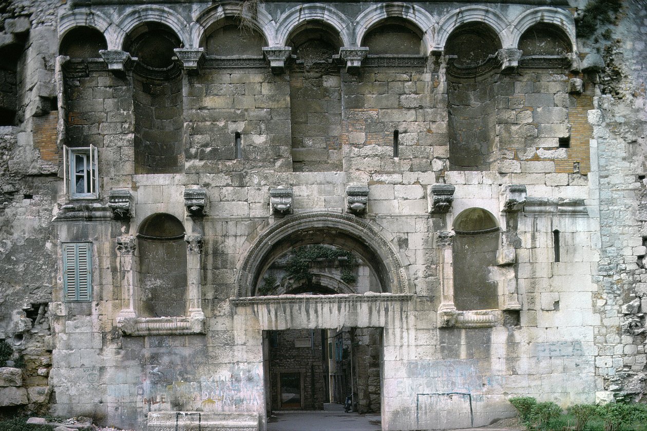 Porta Aurea bij het paleis van Diocletianus, c.AD 300 door Croatian School