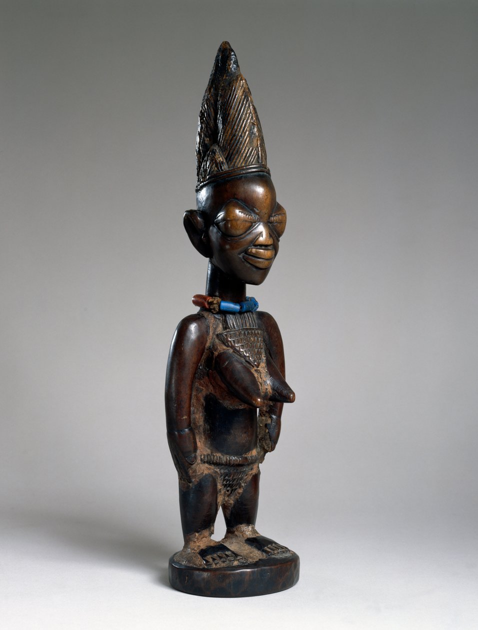 Tweelingfiguur (ere ibeji), Ila-Orangun regio, Nigeria, laat 19e of vroeg 20e eeuw (hout, glazen kralen en sporen van tukula) door Yoruba Culture