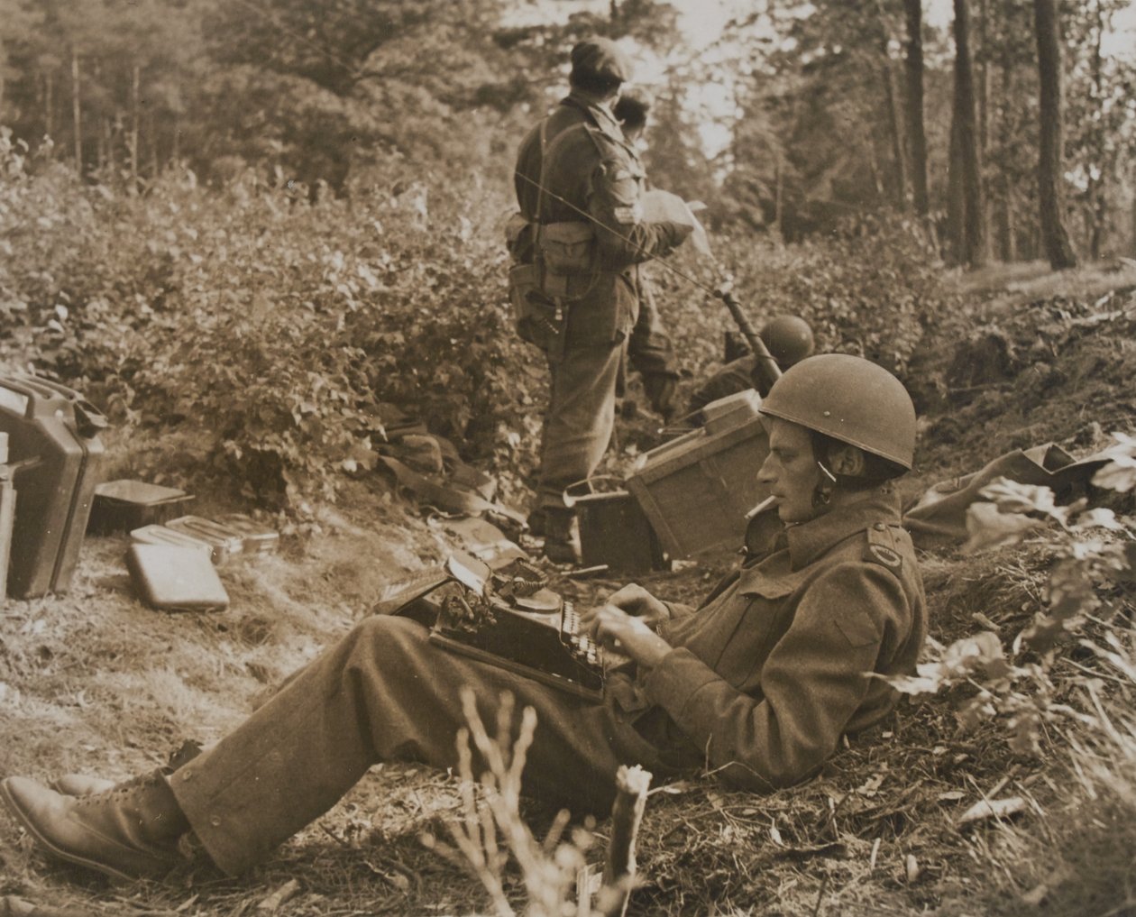 Oorlogscorrespondent Alan Wood typt een bericht door D.M. Sgt. Smith