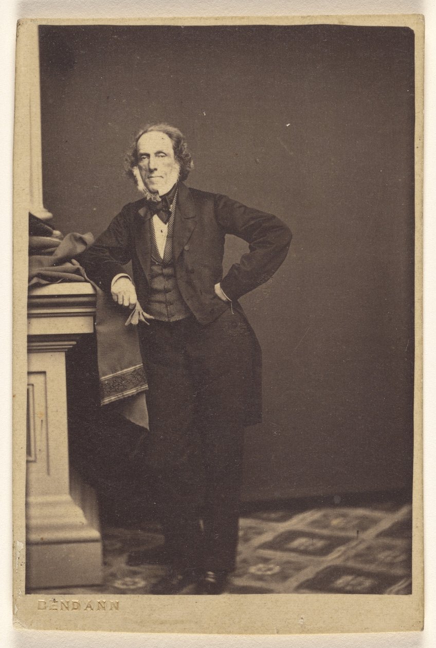 [Ongeïdentificeerde man met wit schaapskap, staand]. door Daniel Bendann