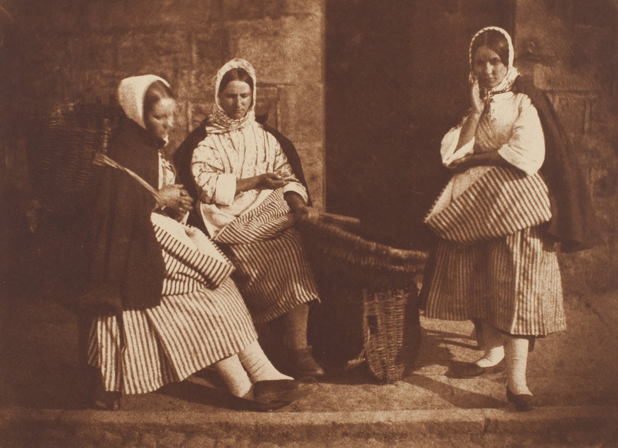 Mevrouw Logan en twee onbekende vrouwen, Newhaven door David Octavius Hill