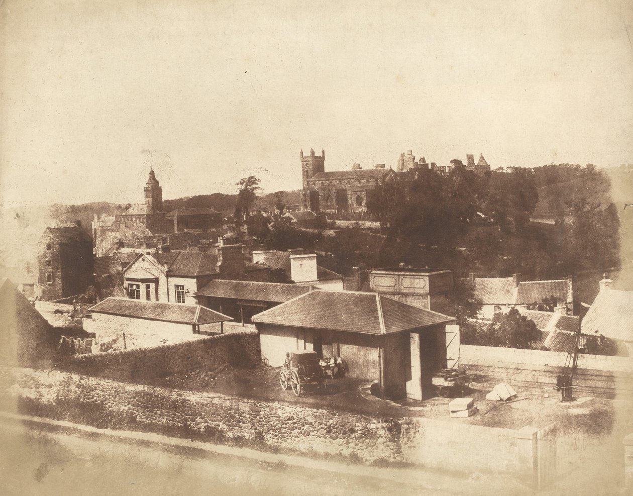Linlithgow, vanaf het treinstation, met het stadhuis, de St. Michael