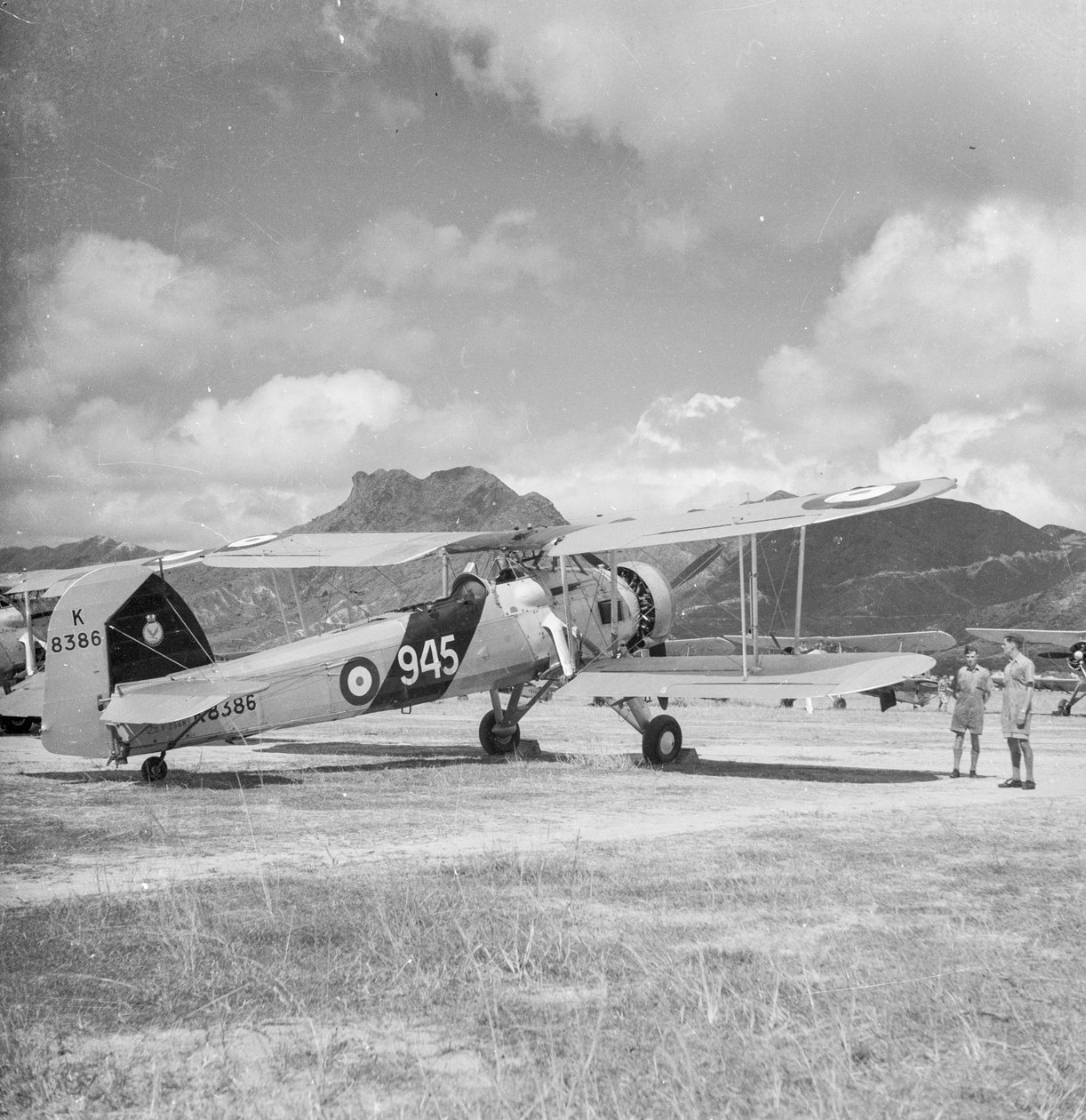 Fairey Swordfish I torpedobommenwerper verkennings tweedekker vliegtuig K8386, code 945, van 824 Squadron Fleet Air Arm, op Kai Tak vliegveld, Hong Kong door David Watkin Waters