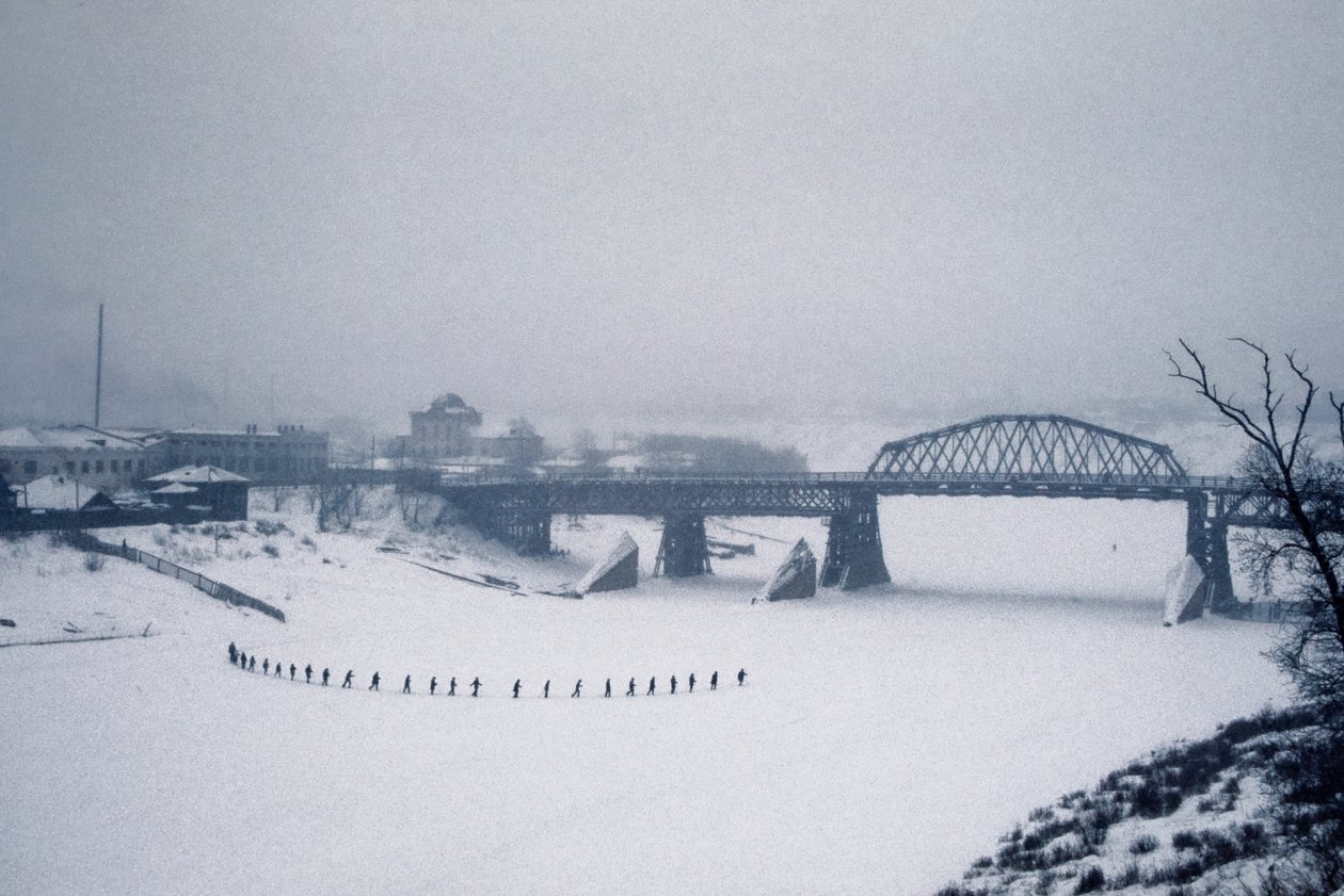 Novosibirsk, Ob-rivier, Siberië, USSR, Studenten steken te voet de bevroren Ob-rivier over in de sneeuw, winter 1976 (foto) door Dean Conger