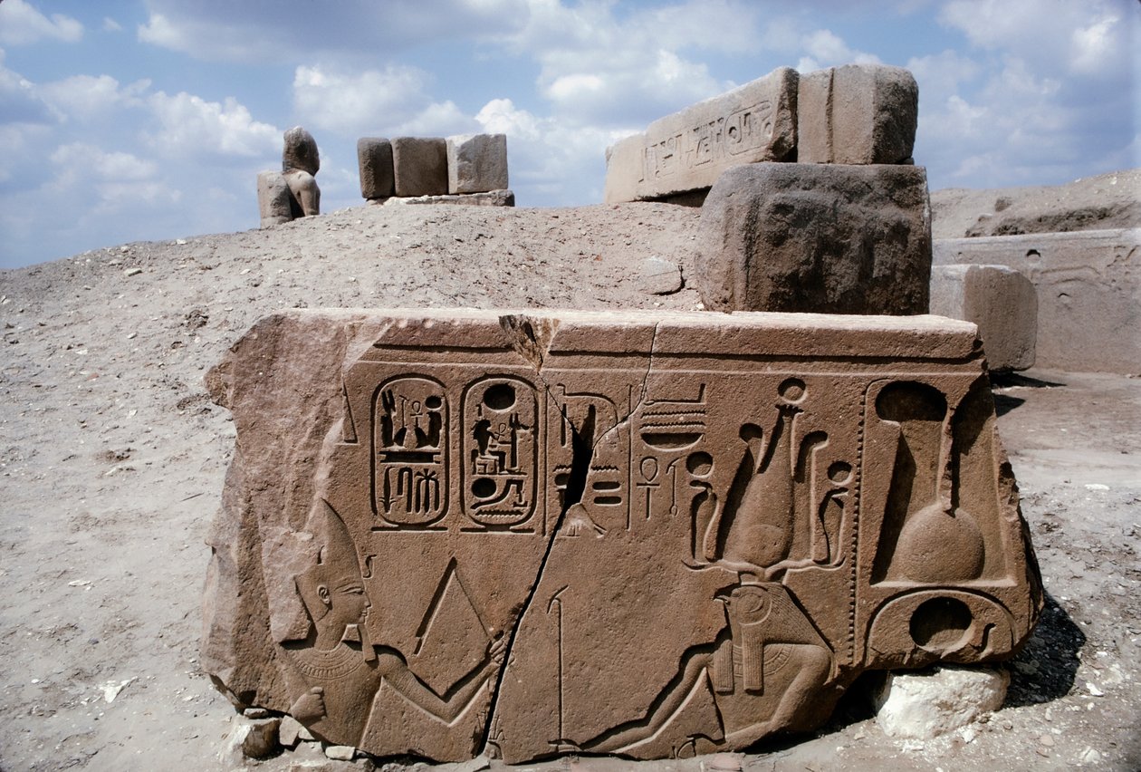 Tanis Egypte, tekeningen op stenen ruïne in de oude stad Tanis met hiërogliefen door Dean Conger