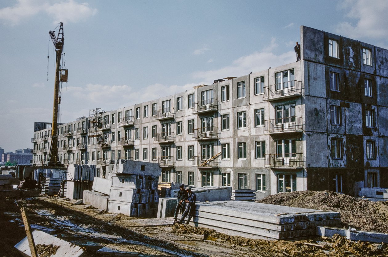 USSR, Bratsk, Irkoetsk, Nieuwe appartementen in aanbouw voor arbeiders door Dean Conger