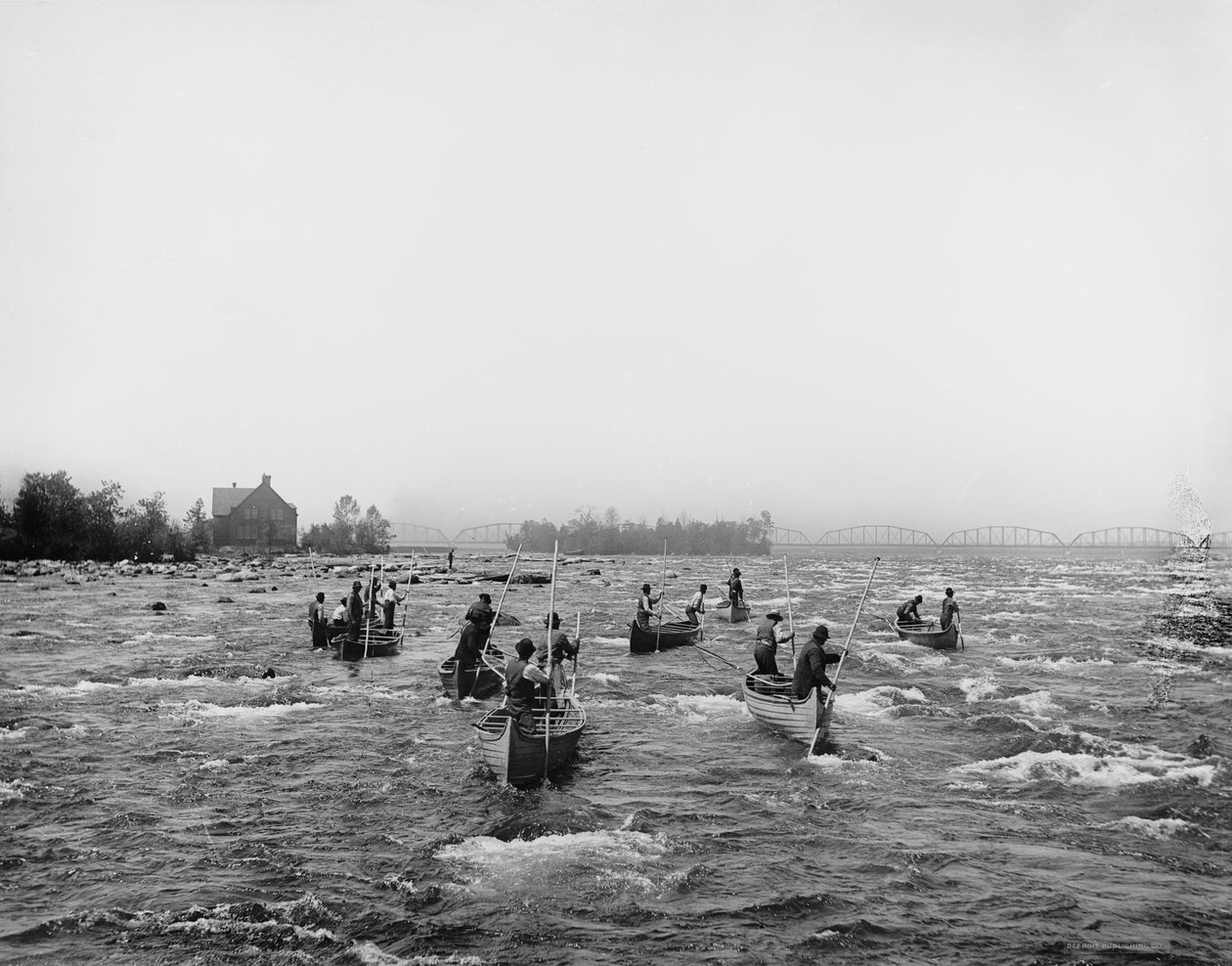 Indianen vissen in de stroomversnellingen, Sault Ste. Marie, Michigan door Detroit Publishing Co.