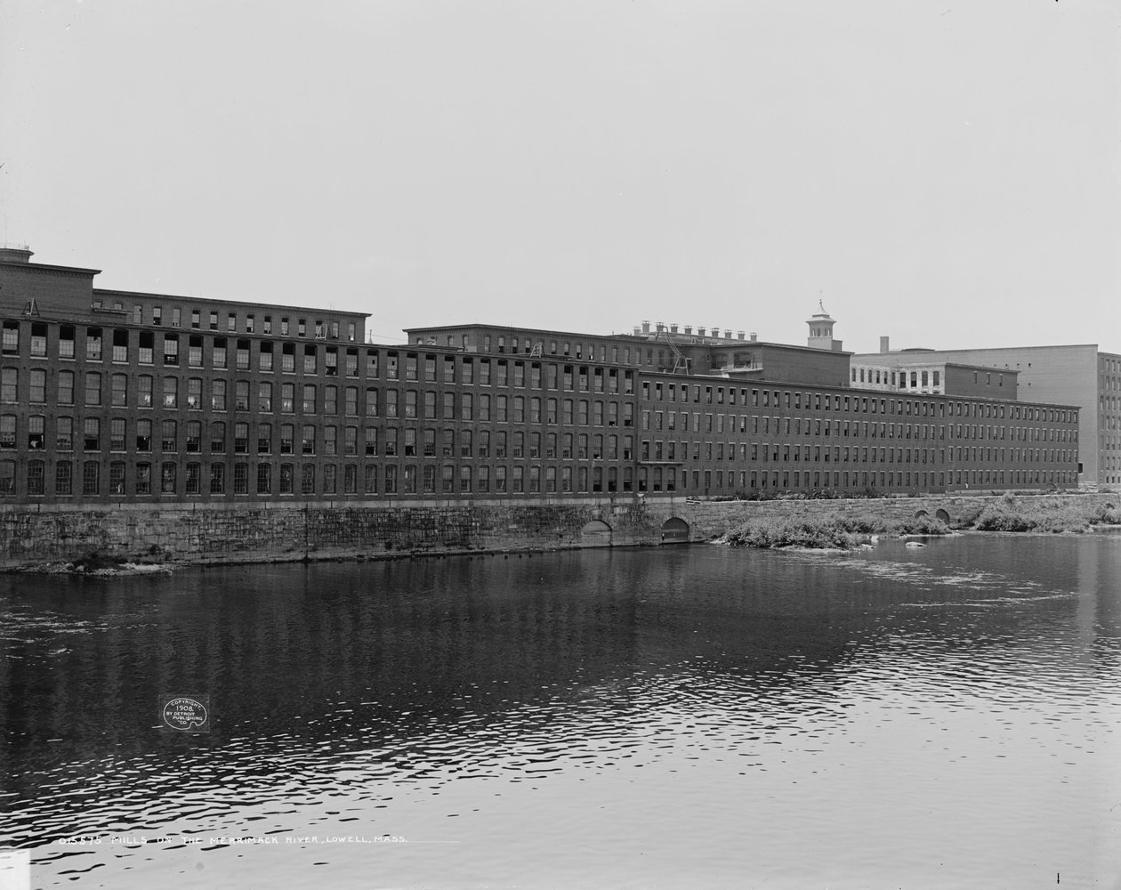 Molens aan de Merrimack River, Lowell, Massachusetts, c.1908 door Detroit Publishing Co.
