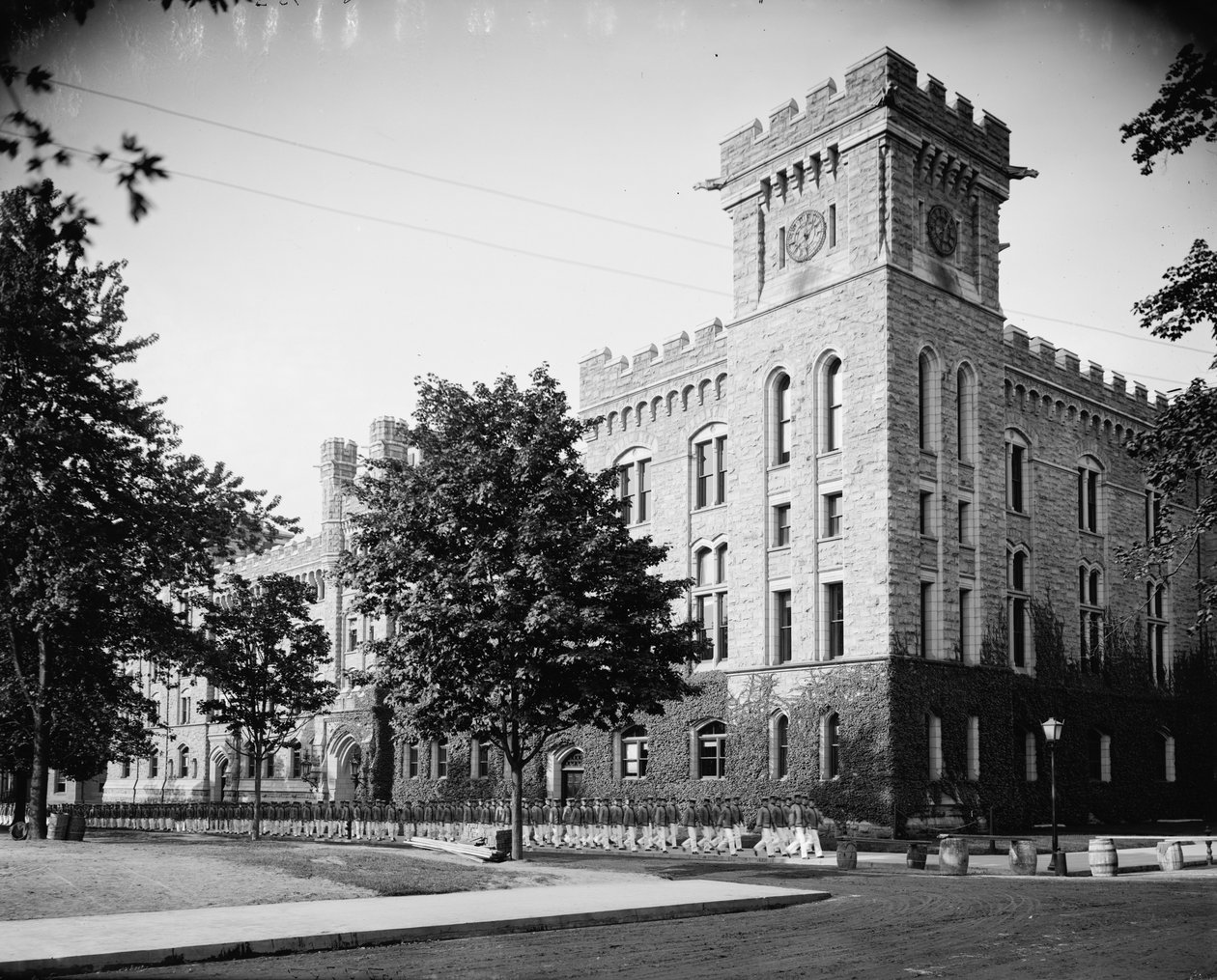 Het Academisch Gebouw, cadetten keren terug van de maaltijd, West Point, N.Y., c.1900-15 door Detroit Publishing Co.