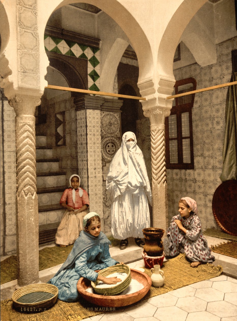 Moorse vrouwen bereiden couscous in een binnenplaats, Algiers, Algerije, c.1899 door Detroit Photographic Co.