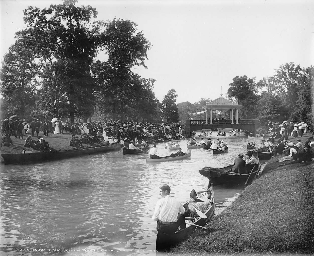 Bandconcert op Grand Canal, Belle Isle Park, 1903-20 door Detroit Publishing Co.