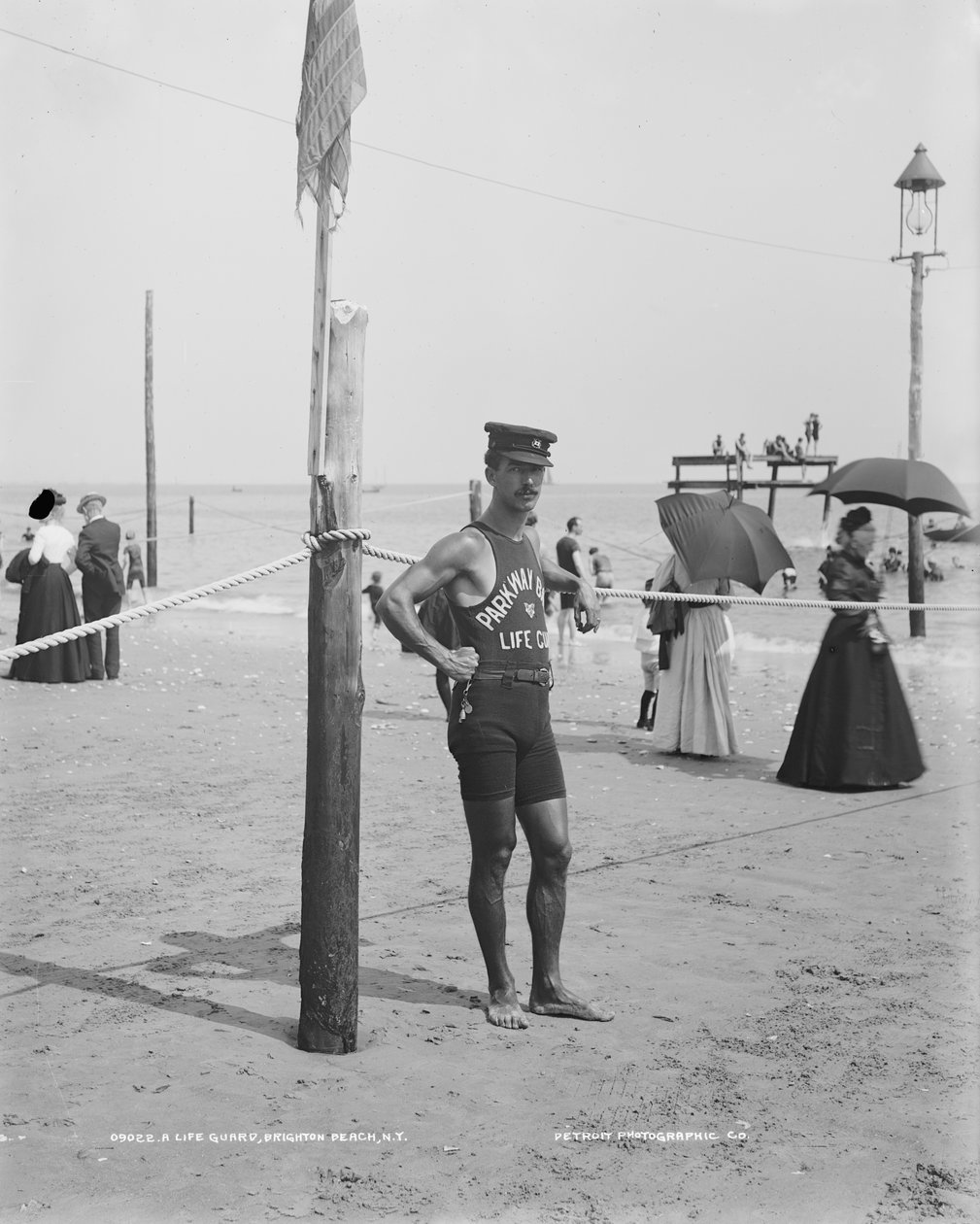 Reddingszwemmer, Brighton Beach, Brooklyn, New York City, VS, ca. 1905 door Detroit Publishing Co.