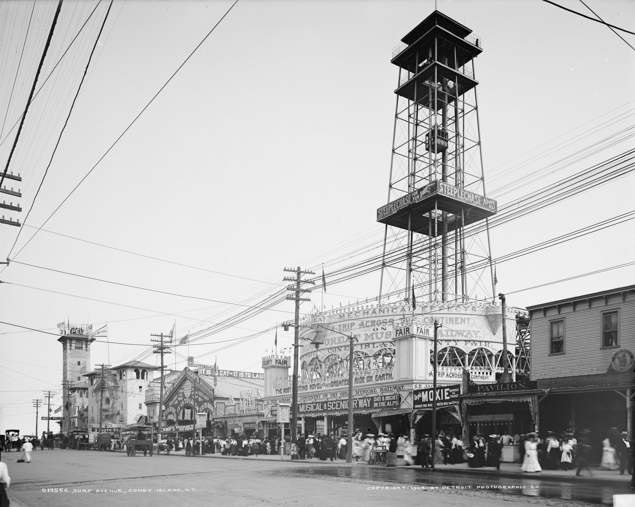 Surf Avenue, Coney Island, ca. 1904 (zw/w foto) door Detroit Publishing Co.